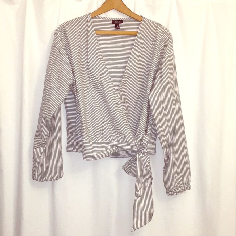 Seersucker striped gray and white top M